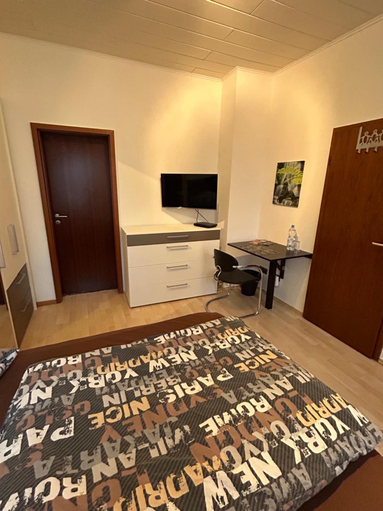 Privatzimmer Haus Gruenewald Solingen Esterno foto